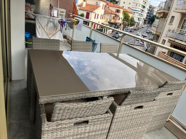 Emplacement De Premier Ordre En Bas Des Plages Et Des Commerces Juan-les-Pins Kültér fotó