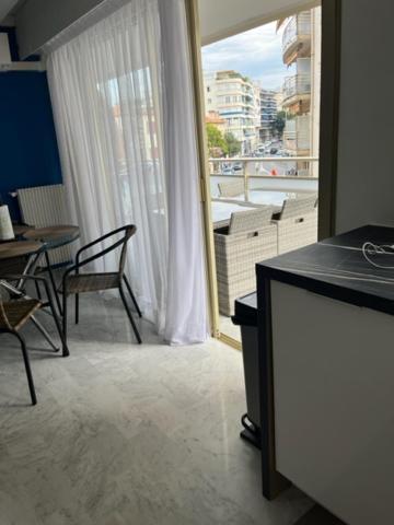 Emplacement De Premier Ordre En Bas Des Plages Et Des Commerces Juan-les-Pins Kültér fotó