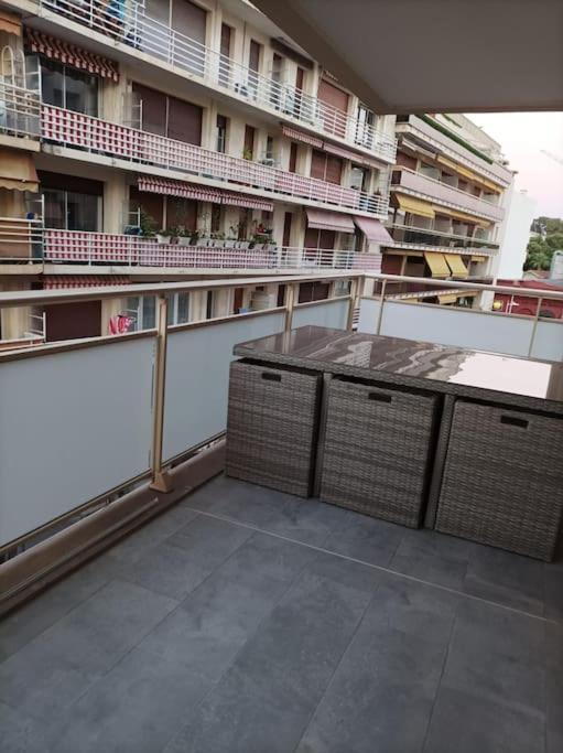 Emplacement De Premier Ordre En Bas Des Plages Et Des Commerces Juan-les-Pins Kültér fotó